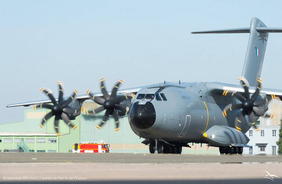 エアバスa400m輸送機 ヘリコプター2機への同時空中給油に成功 21年4月日 エキサイトニュース