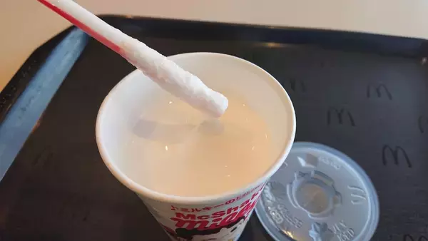 「シェイクになっても「ままの味」　マクドナルド×不二家「マックシェイクミルキー」を飲んでみた」の画像