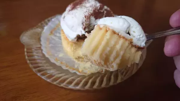 「バスチー進化系スイーツ　ローソンの「ティラミスバスチー」を食べてみる」の画像