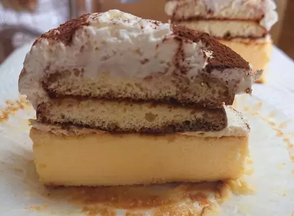 「バスチー進化系スイーツ　ローソンの「ティラミスバスチー」を食べてみる」の画像