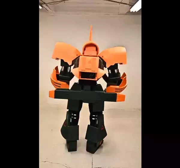 「もしもアッシマーが現実世界で歩いていたら？　話題のコスプレ集団「有限会社サイコ建設」の本気がすごい」の画像