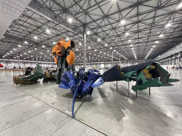 「もしもアッシマーが現実世界で歩いていたら？　話題のコスプレ集団「有限会社サイコ建設」の本気がすごい」の画像