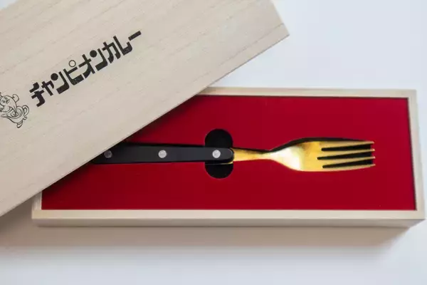 「チャンピオンカレーと伝統工芸がコラボ　金箔のカレー皿＆フォーク登場」の画像