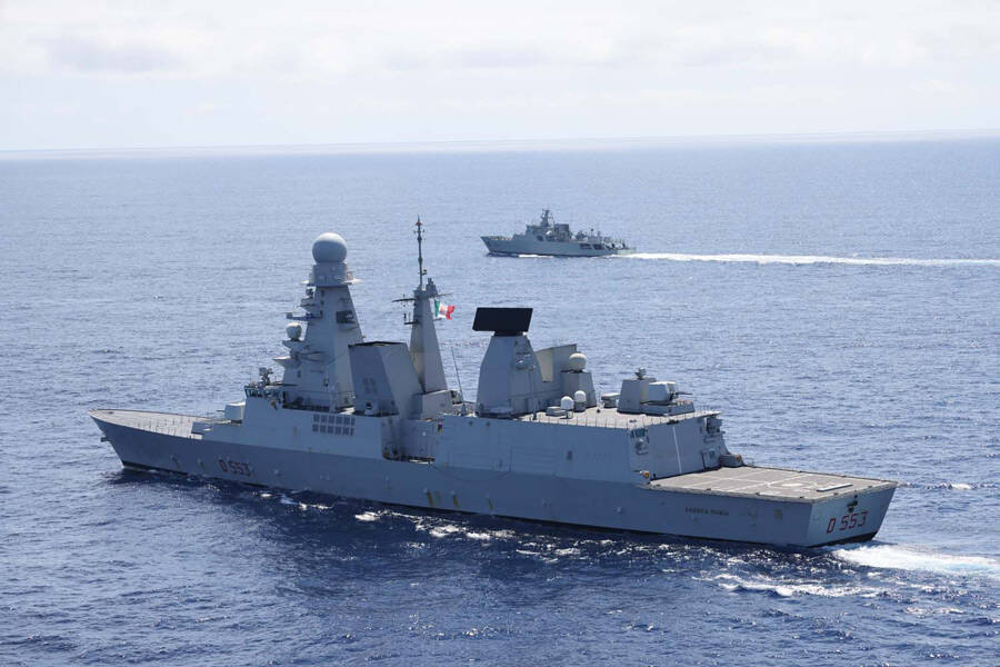 イギリス空母クイーン・エリザベス フランス空母と初の共同訓練 (2021 