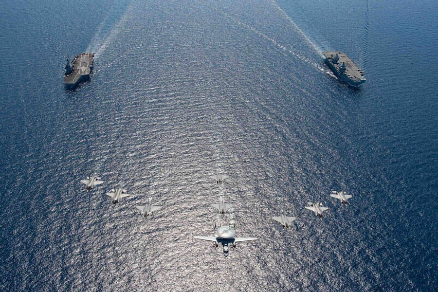 イギリス空母クイーン・エリザベス フランス空母と初の共同訓練 (2021 