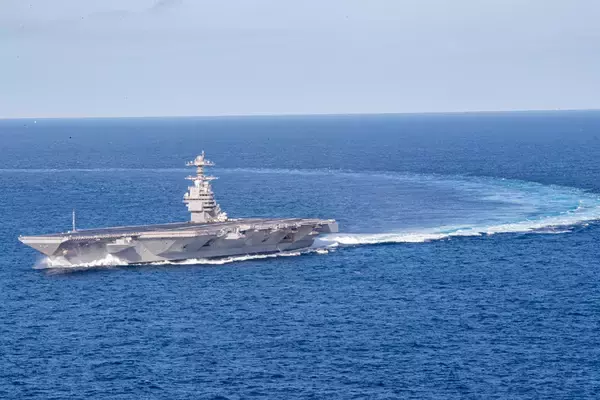 「魚雷や機雷の攻撃を想定　空母フォードが水中衝撃試験を実施」の画像