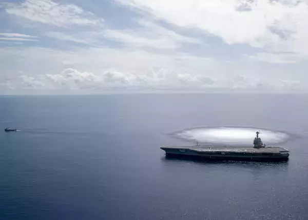 「魚雷や機雷の攻撃を想定　空母フォードが水中衝撃試験を実施」の画像