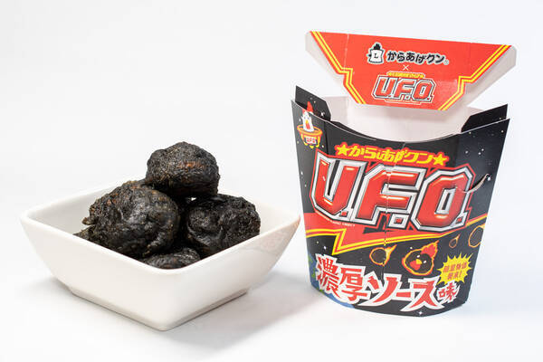 焼そばu F O コラボの真っ黒な からあげクン 見た目はビビるけど病みつきの美味さ 21年6月22日 エキサイトニュース