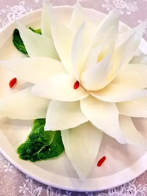 「中華スープをかけると白菜の花が咲く！開水白菜が綺麗すぎる」の画像