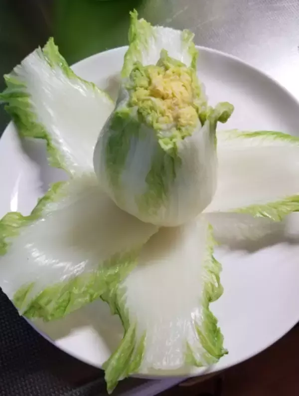 「中華スープをかけると白菜の花が咲く！開水白菜が綺麗すぎる」の画像