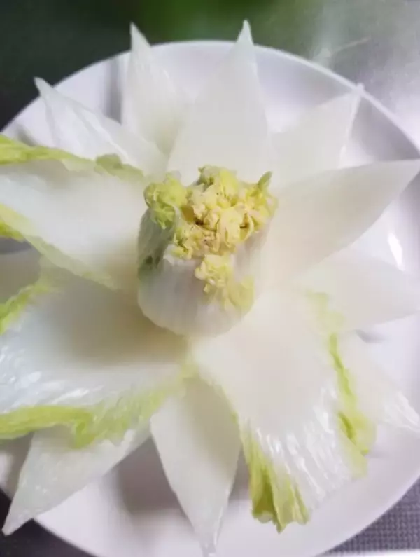 「中華スープをかけると白菜の花が咲く！開水白菜が綺麗すぎる」の画像