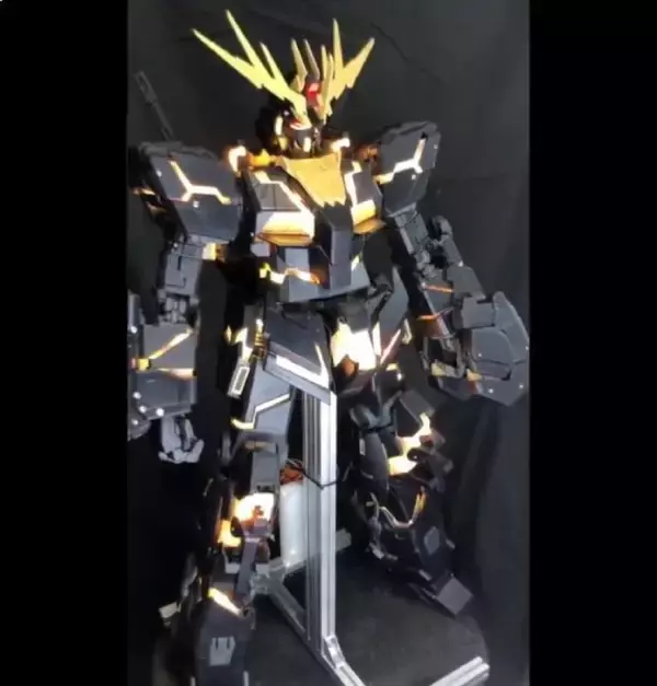 「この人ヤバイ（ほめ言葉）　野生のアナハイム社員が「全自動変形バンシィ」を遂に完成させる」の画像