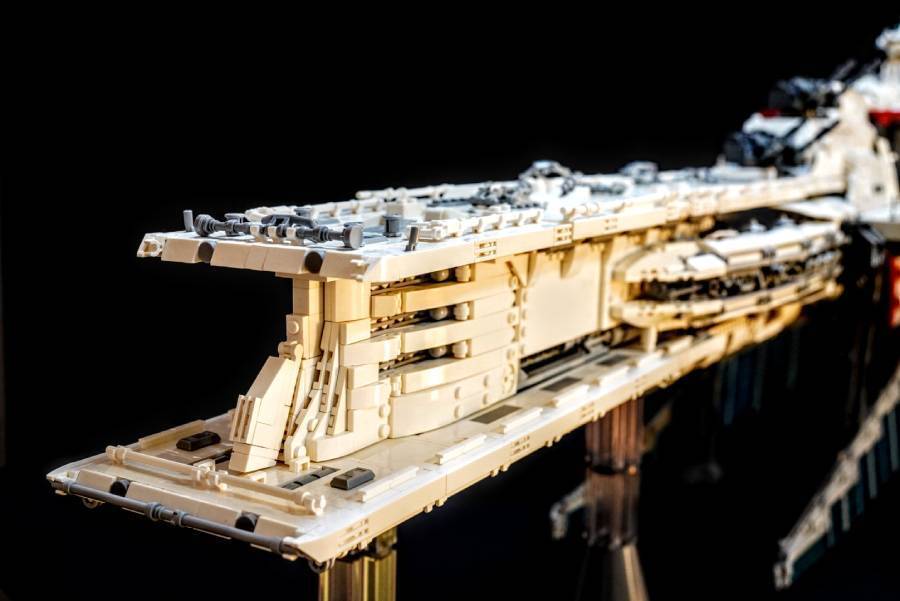 逆襲のシャア「ラー・カイラム」を2万5千個のレゴブロックで完全再現