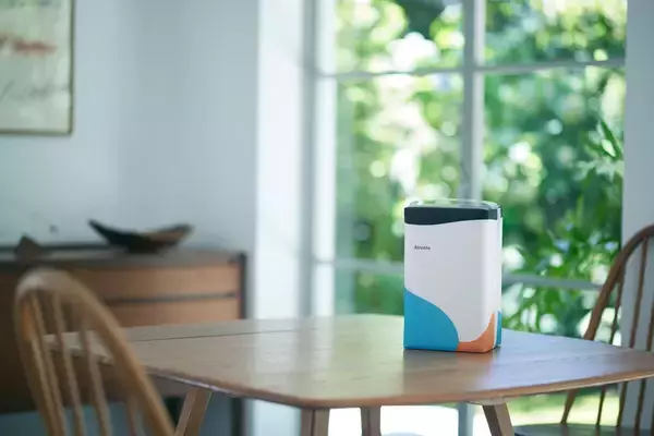 「反響をよんだ大人用紙パンツの「アテント　かくさないパッケージ」　1000個限定からついに一般販売へ」の画像