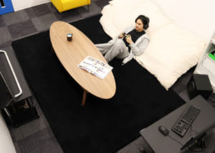 「常にベッドの上で生活したい」を叶えるグータラアイテム「部屋ごとベッドラグ」誕生　これで一層グータラ活動はかどりそう