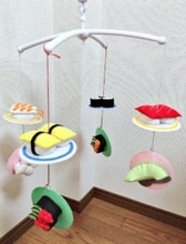 乳児からの英才教育に！？回るお寿司の手作りベッドメリーが話題