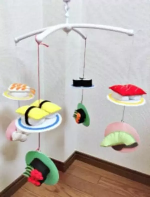 乳児からの英才教育に！？回るお寿司の手作りベッドメリーが話題