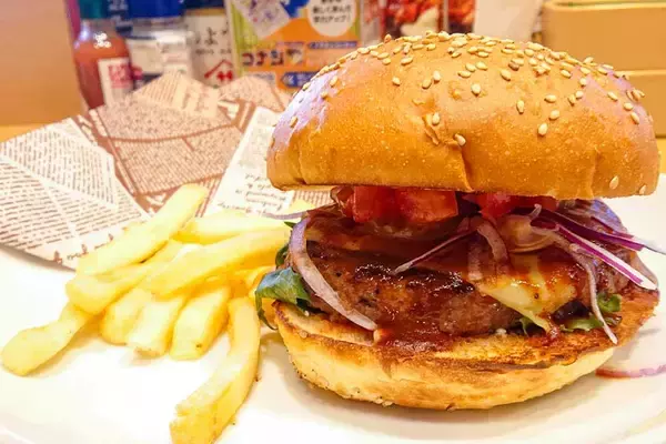「7年ぶりに復活したガストの「ガストバーガー」と「わさビーフポテトフライ」を食べてきた」の画像