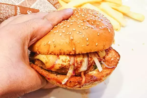 「7年ぶりに復活したガストの「ガストバーガー」と「わさビーフポテトフライ」を食べてきた」の画像