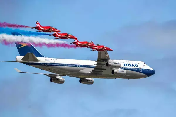 英空軍レッドアローズと英国航空「レトロジェット」がエアショウで共演