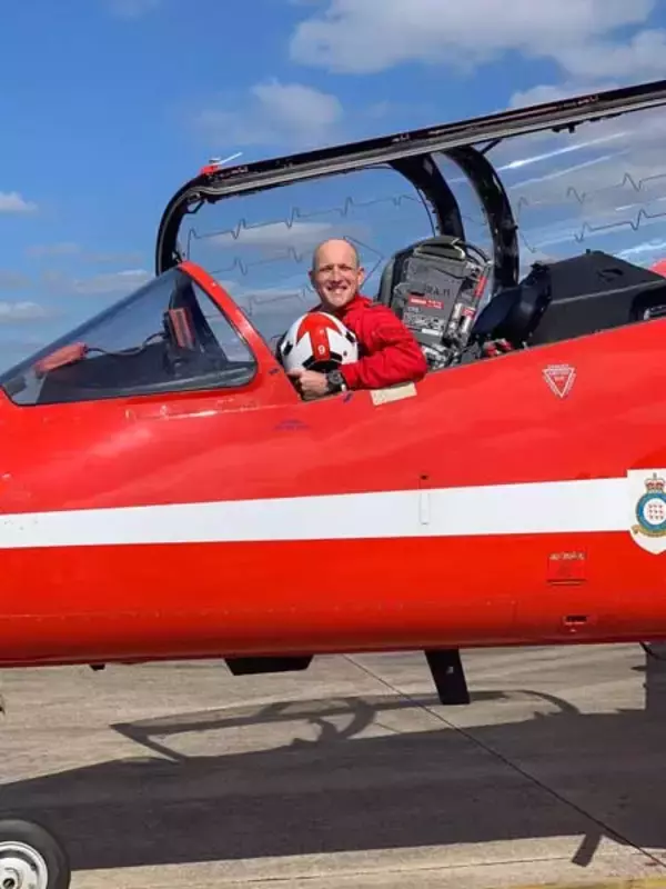 「英空軍レッドアローズと英国航空「レトロジェット」がエアショウで共演」の画像