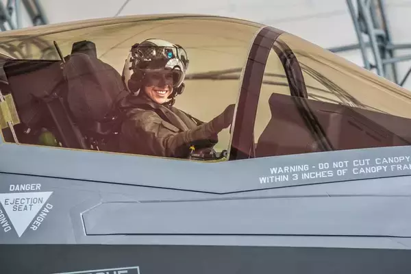「アメリカ海兵隊に初の女性F-35Bパイロット誕生　山口県の岩国基地に配属」の画像