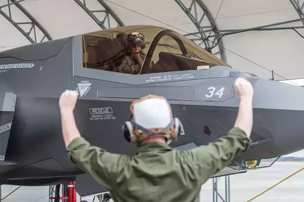 「アメリカ海兵隊に初の女性F-35Bパイロット誕生　山口県の岩国基地に配属」の画像