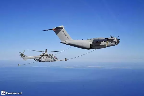 エアバスa400m輸送機 ヘリコプター2機への同時空中給油に成功 21年4月日 エキサイトニュース