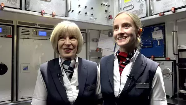 「ブリティッシュ・エアウェイズ　母娘客室乗務員だけのフライトを実施」の画像