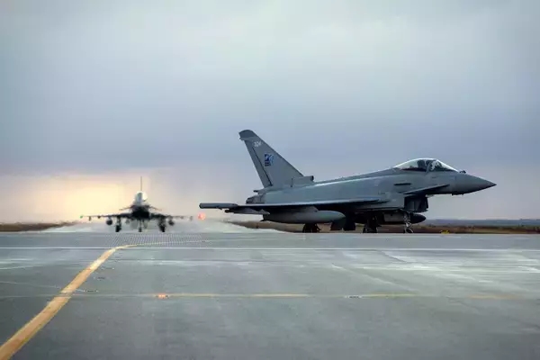 「イギリス空軍戦闘機　初のアイスランド防空に着任」の画像