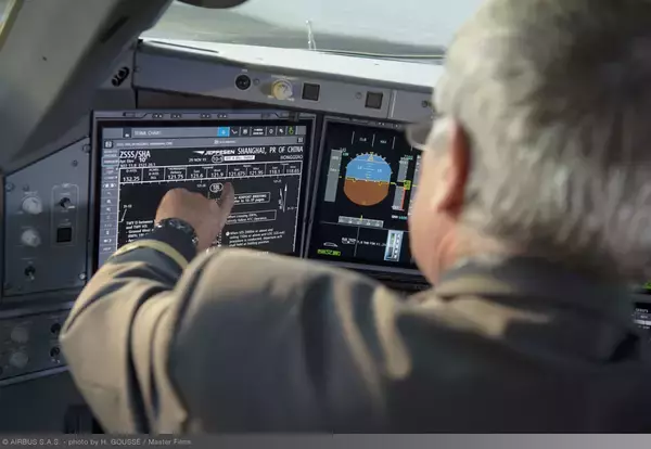 「スマホ感覚で操作可能！エアバスA350XWBコクピットにタッチスクリーン採用」の画像