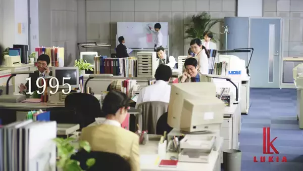 「綾瀬はるかの1995年ファッションも必見　「セイコー ルキア」誕生秘話を描いた25周年WEBムービー」の画像