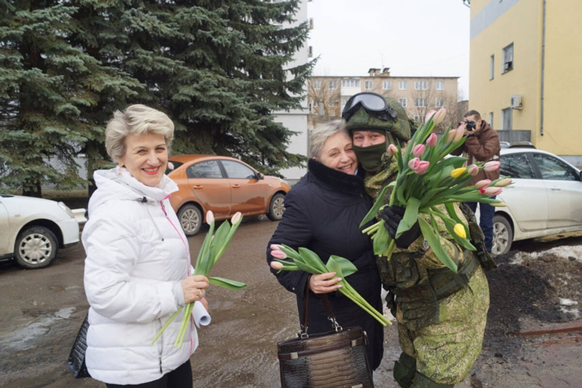 国際女性デーに戦闘服姿のロシア軍人が街頭で花のプレゼント 年3月10日 エキサイトニュース