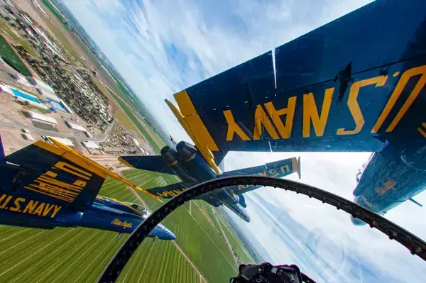 「アメリカ軍曲技飛行チーム　新型コロナウイルスと戦う人々を激励する合同飛行を各地で実施」の画像