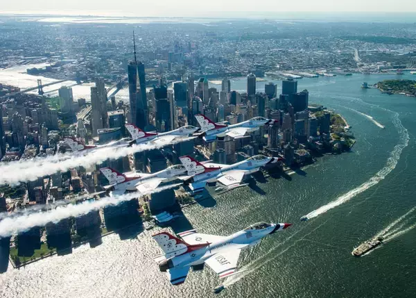 「アメリカ軍曲技飛行チーム　新型コロナウイルスと戦う人々を激励する合同飛行を各地で実施」の画像