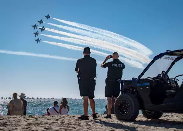 「アメリカ軍曲技飛行チーム　新型コロナウイルスと戦う人々を激励する合同飛行を各地で実施」の画像