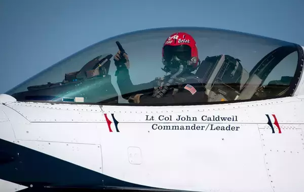 「アメリカ軍曲技飛行チーム　新型コロナウイルスと戦う人々を激励する合同飛行を各地で実施」の画像