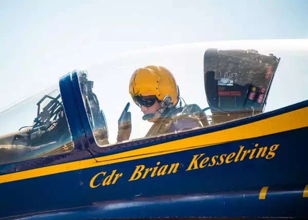 「アメリカ軍曲技飛行チーム　新型コロナウイルスと戦う人々を激励する合同飛行を各地で実施」の画像