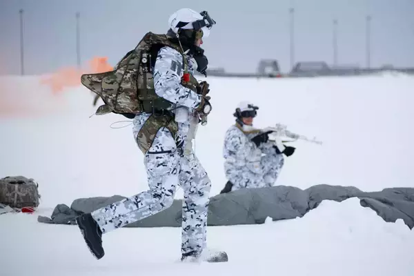 世界初！ロシア軍空挺部隊が北極圏で高度1万mからの集団降下訓練を実施