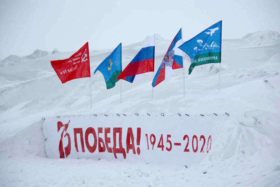 世界初！ロシア軍空挺部隊が北極圏で高度1万mからの集団降下訓練を実施