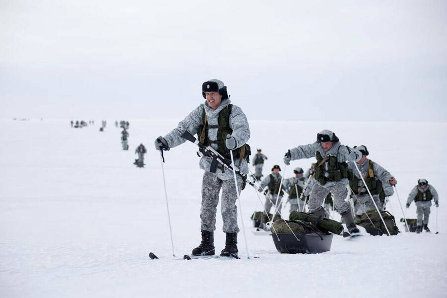 世界初！ロシア軍空挺部隊が北極圏で高度1万mからの集団降下訓練を実施