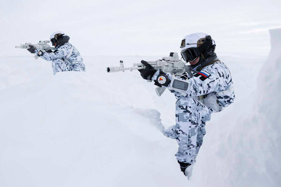 世界初！ロシア軍空挺部隊が北極圏で高度1万mからの集団降下訓練を実施
