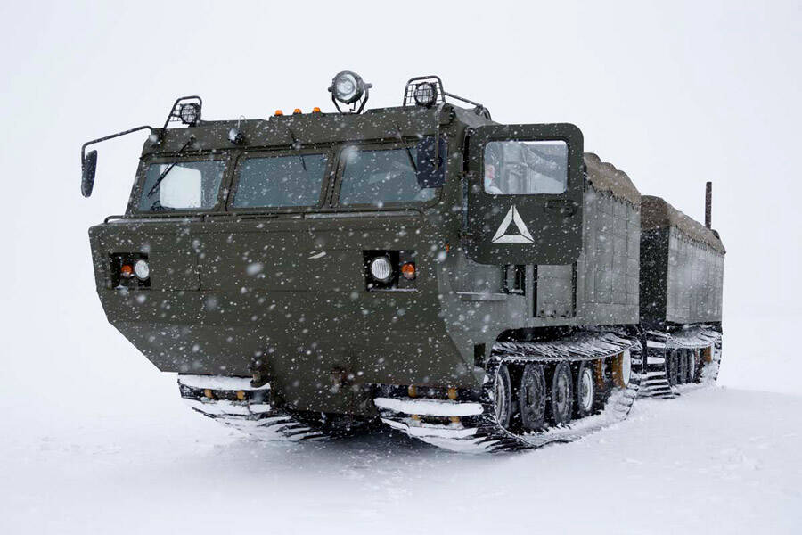 世界初！ロシア軍空挺部隊が北極圏で高度1万mからの集団降下訓練を実施