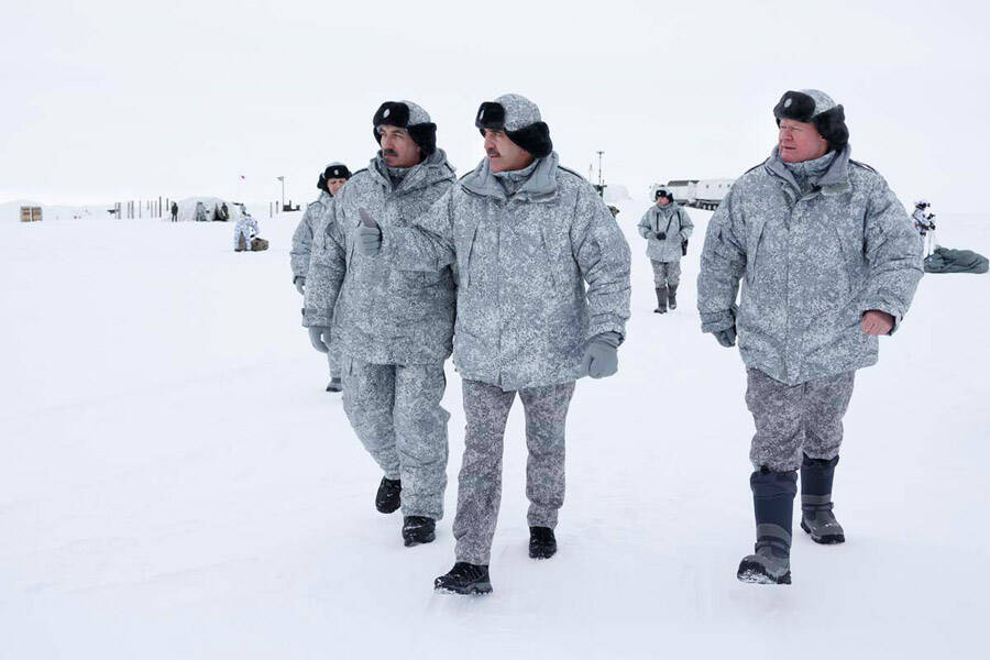 世界初！ロシア軍空挺部隊が北極圏で高度1万mからの集団降下訓練を実施