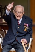 医療従事者支援で40億円集めたイギリスのキャプテン・トム　100歳誕生日に空軍が祝賀飛行