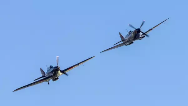 「医療従事者支援で40億円集めたイギリスのキャプテン・トム　100歳誕生日に空軍が祝賀飛行」の画像