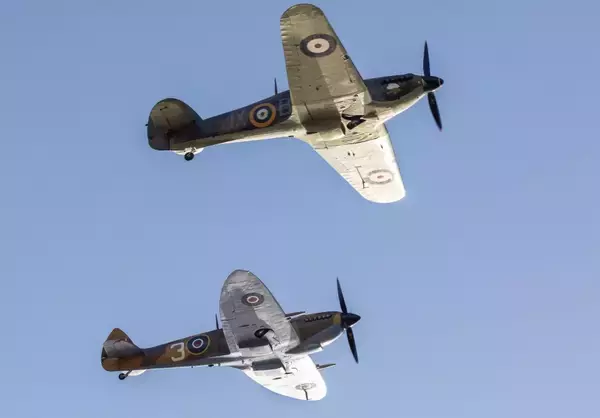 「医療従事者支援で40億円集めたイギリスのキャプテン・トム　100歳誕生日に空軍が祝賀飛行」の画像