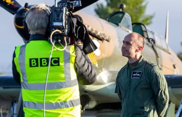 「医療従事者支援で40億円集めたイギリスのキャプテン・トム　100歳誕生日に空軍が祝賀飛行」の画像