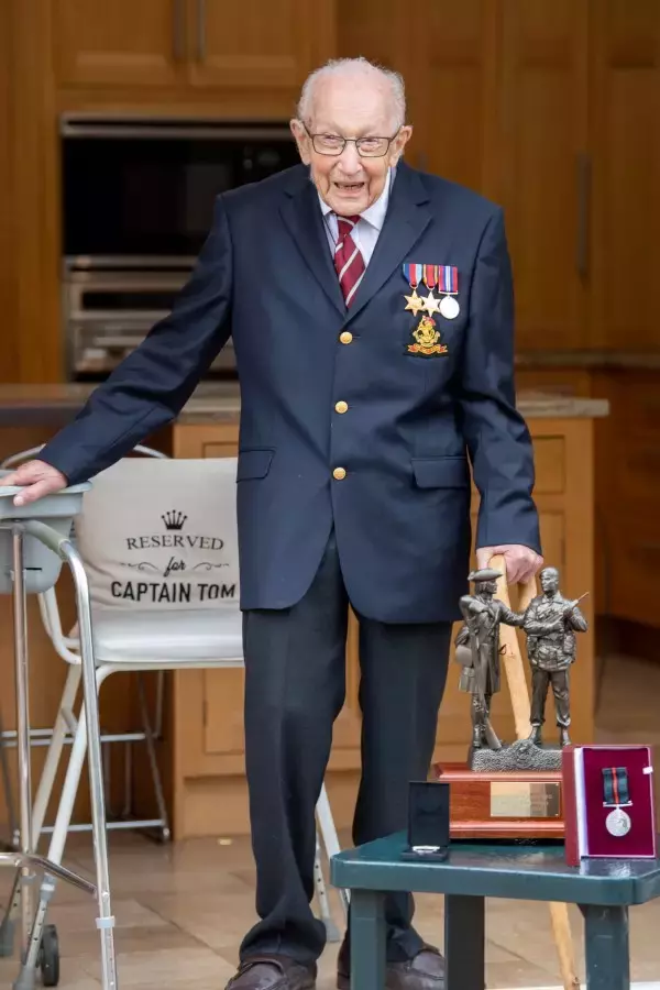 「医療従事者支援で40億円集めたイギリスのキャプテン・トム　100歳誕生日に空軍が祝賀飛行」の画像