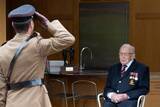 「医療従事者支援で40億円集めたイギリスのキャプテン・トム　100歳誕生日に空軍が祝賀飛行」の画像3